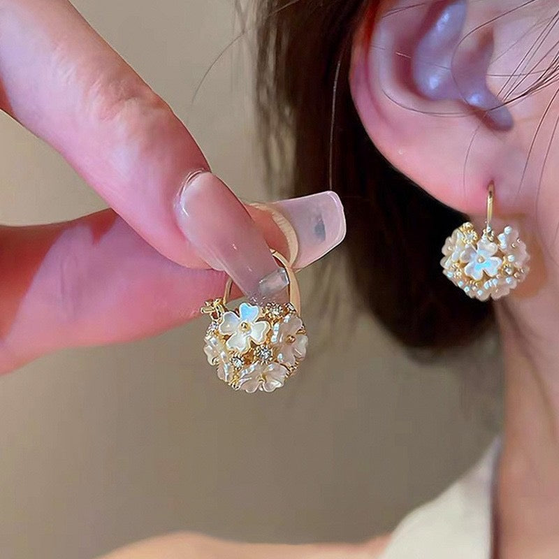 E5831 Aretes borla de flores blancas aleacion 3cm