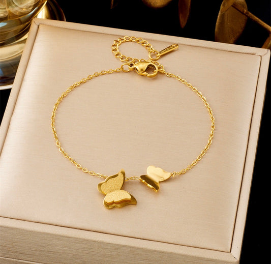 B764 pulsera dorada mariposas acero de titanio 21cm