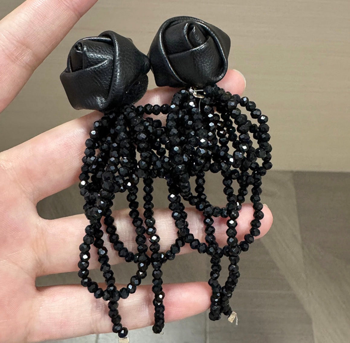 E5214 Aretes rosa negra colgante versátil hechos a mano