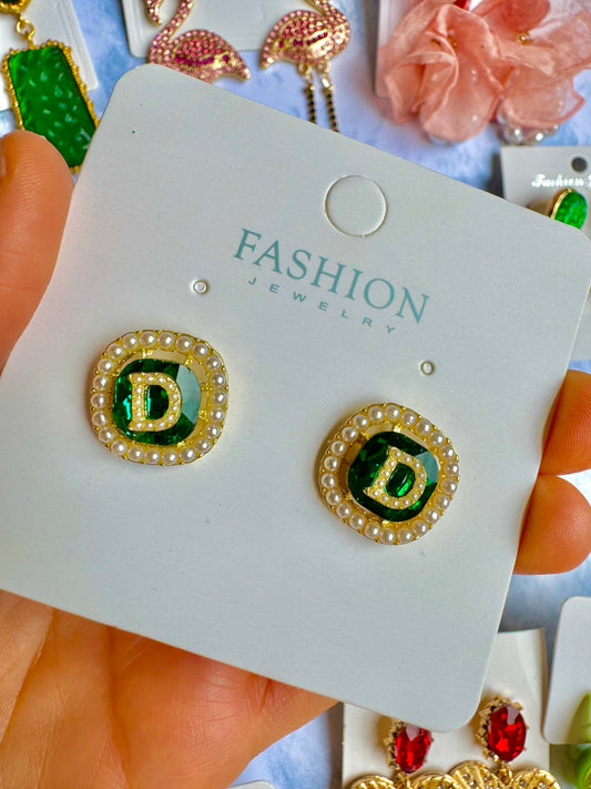 E1658 Aretes chicos “D” Verde esmeralda poste de plata