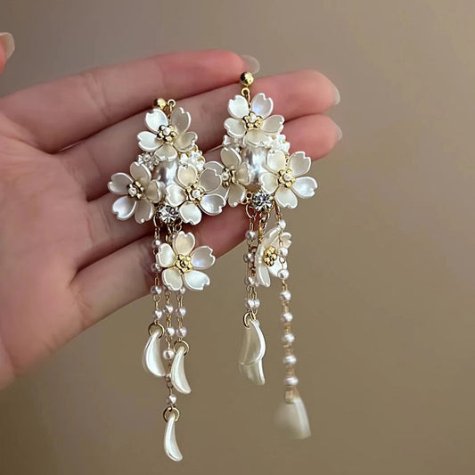 E3698 Aretes flor blanca borla 9.5cm