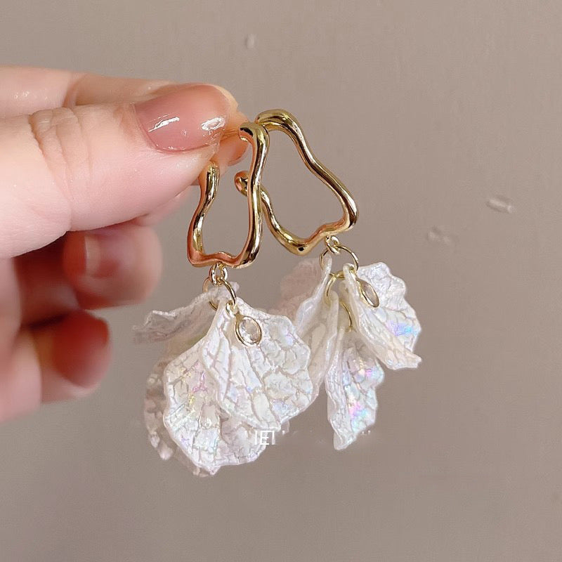 E5013 Aretes pétalos colgantes blancos elegantes colgante dorado aleacion 5cm