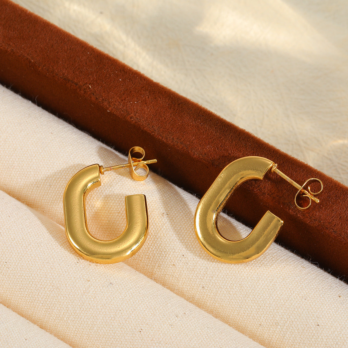 E2522 Aretes U acero inoxidable chapado en oro 18K 2.5cm