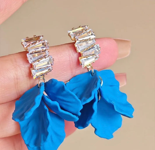 E6047 Aretes pétalos azules brillantes aleacion esmeraldo 6cm