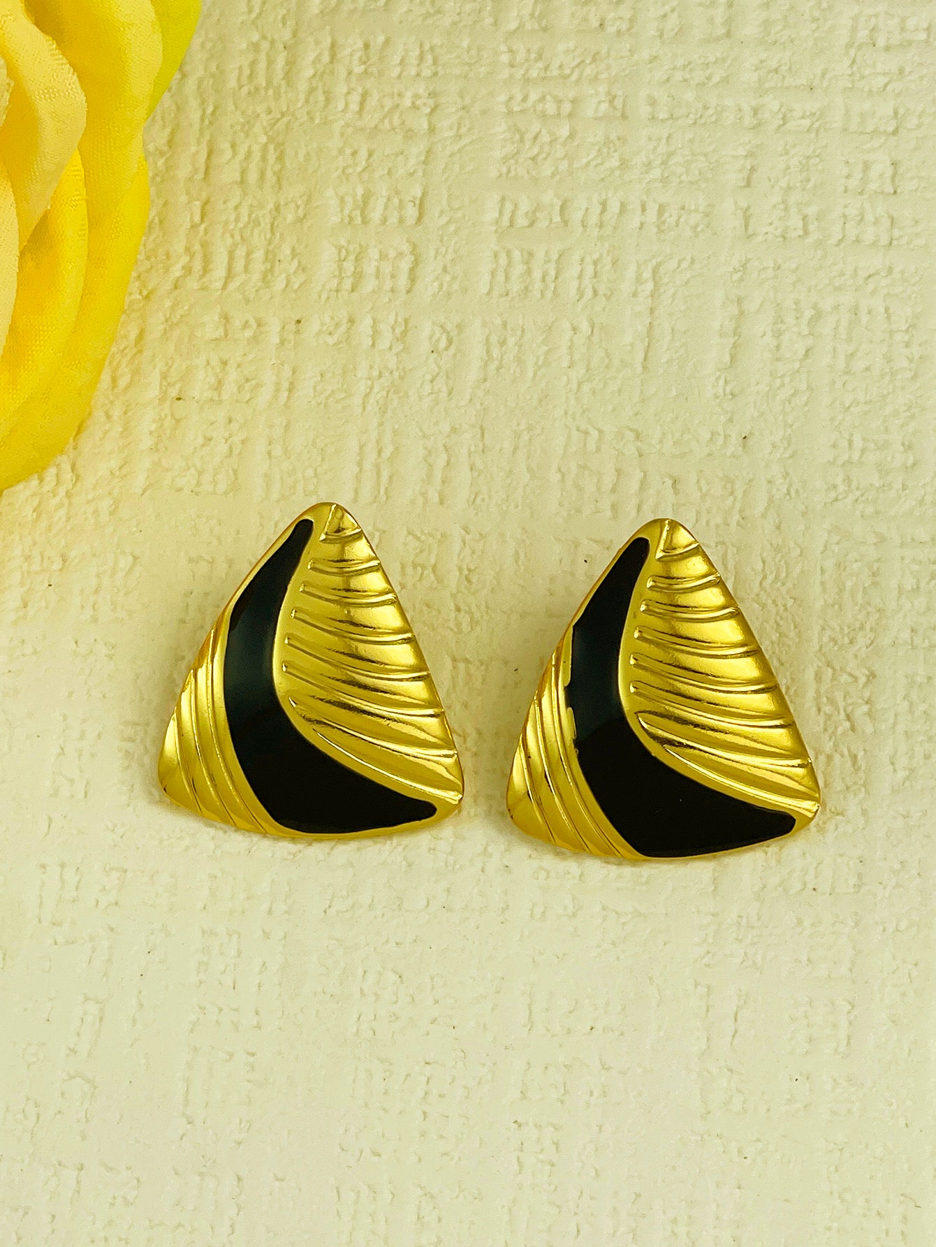 E7196 Aretes triángulo dorado con negro acero inoxidable 3cm