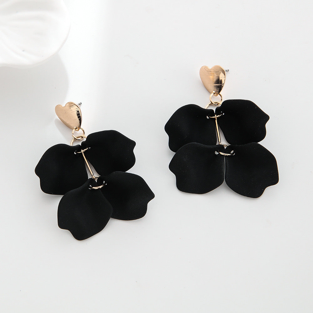 E4923 Aretes pétalos negros acrílico 7cm