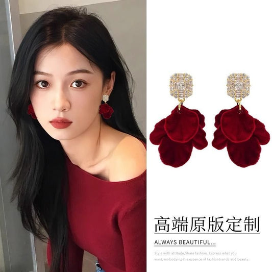 E7010 Aretes pétalos brillantes vino terciopelo 5cm