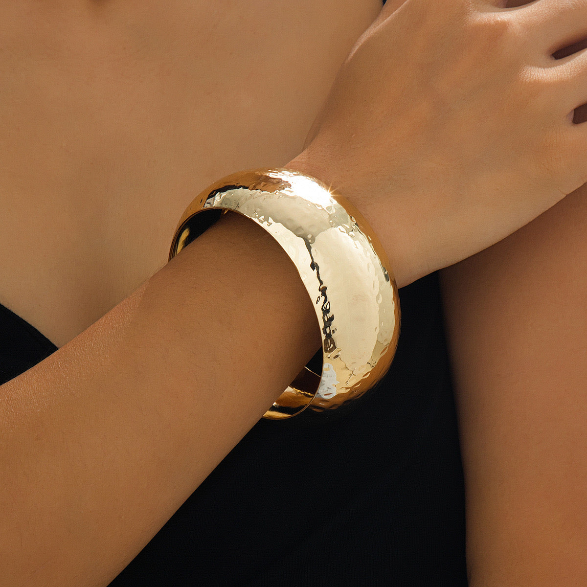 B890 Brazalete dorado grueso elegante aleacion