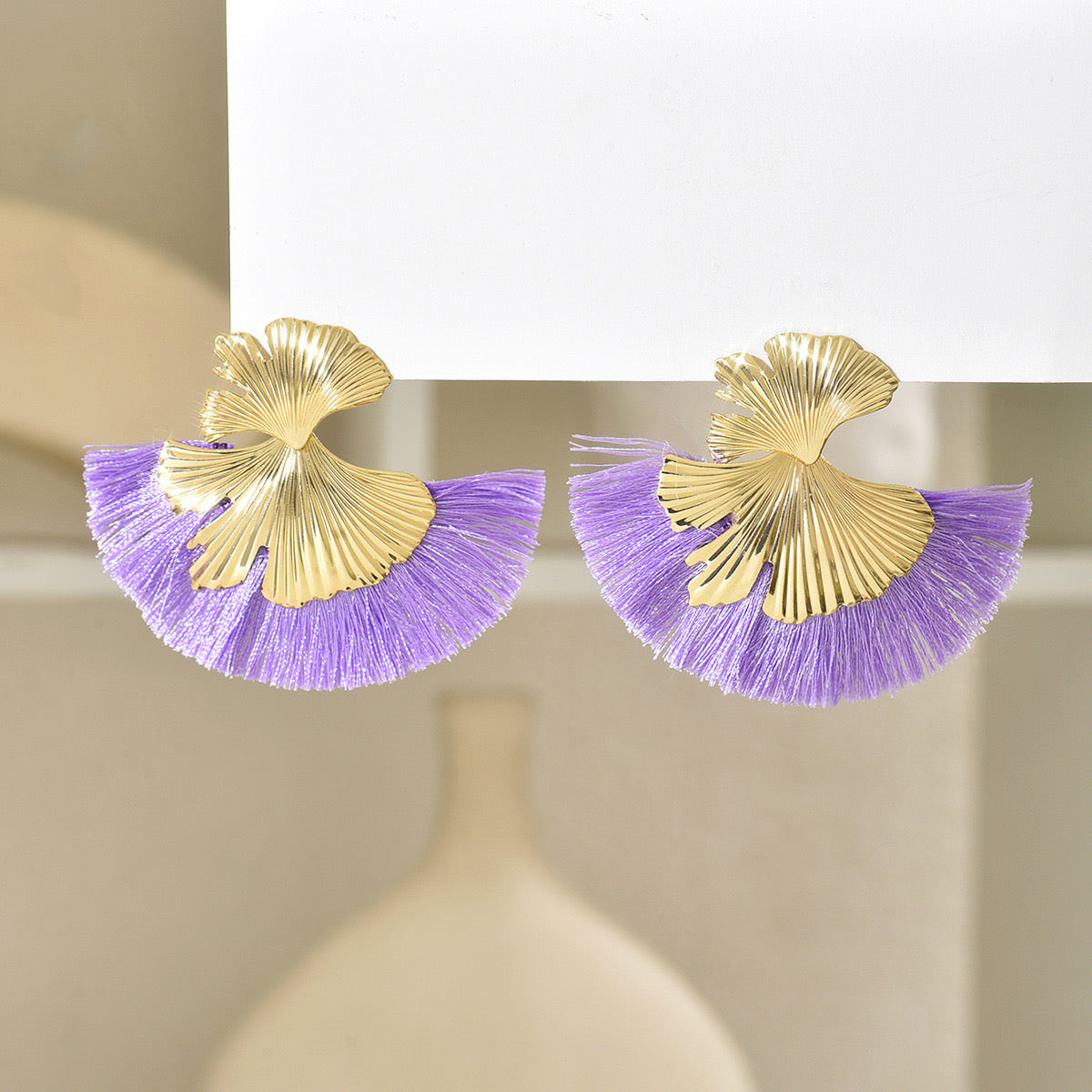 E7114 Aretes con diseño de hoja de Ginkgo y flecos lila  en abanico aleacion 6cm