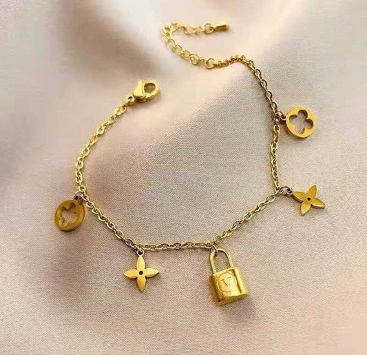 B928 Pulsera candado trebol y estrella dorada acero inoxidable 19cm dije 1cm