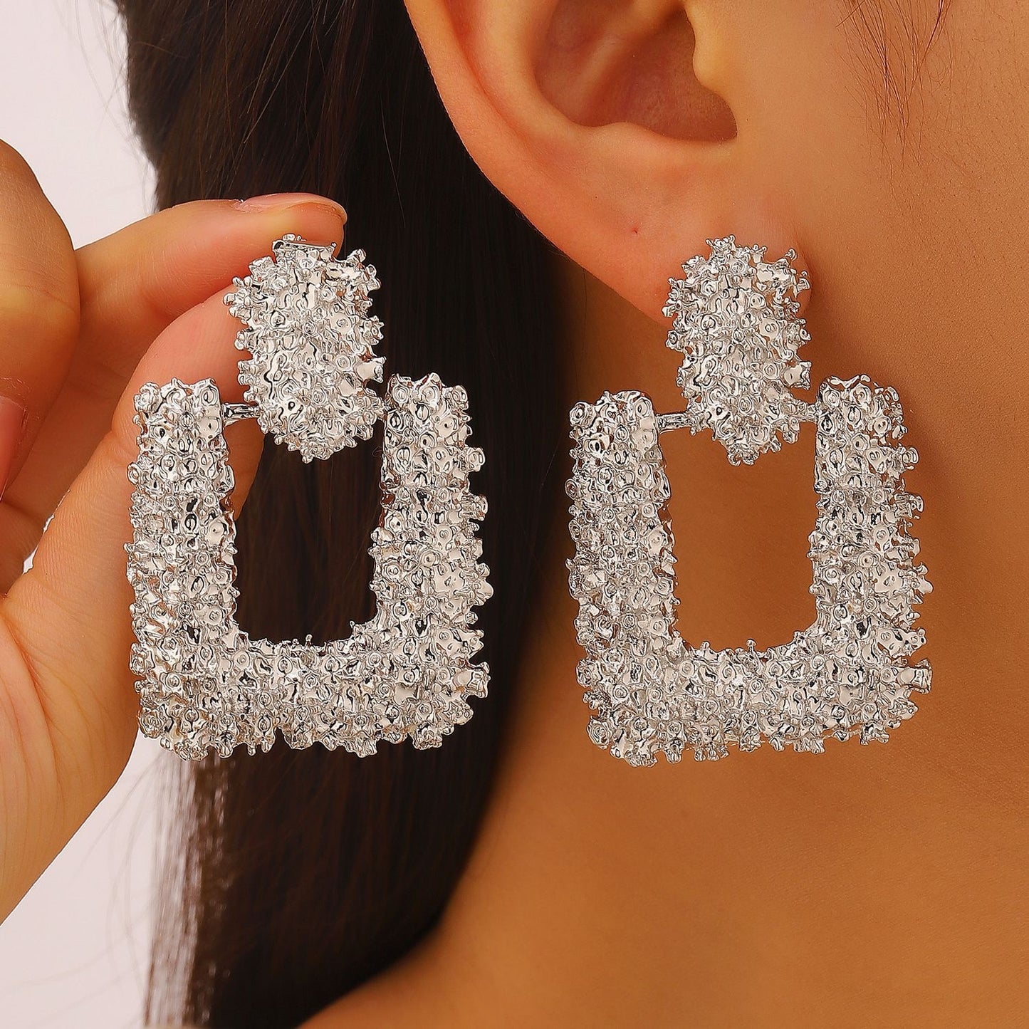 E7129 Aretes cuadro plateado con textura rugosa aleacion 5cm