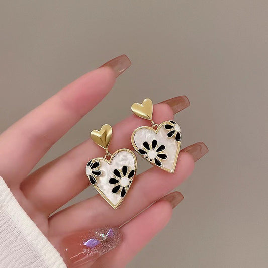 E4953 Aretes corazón blanco tipo cerámica aleacion 2.5cm