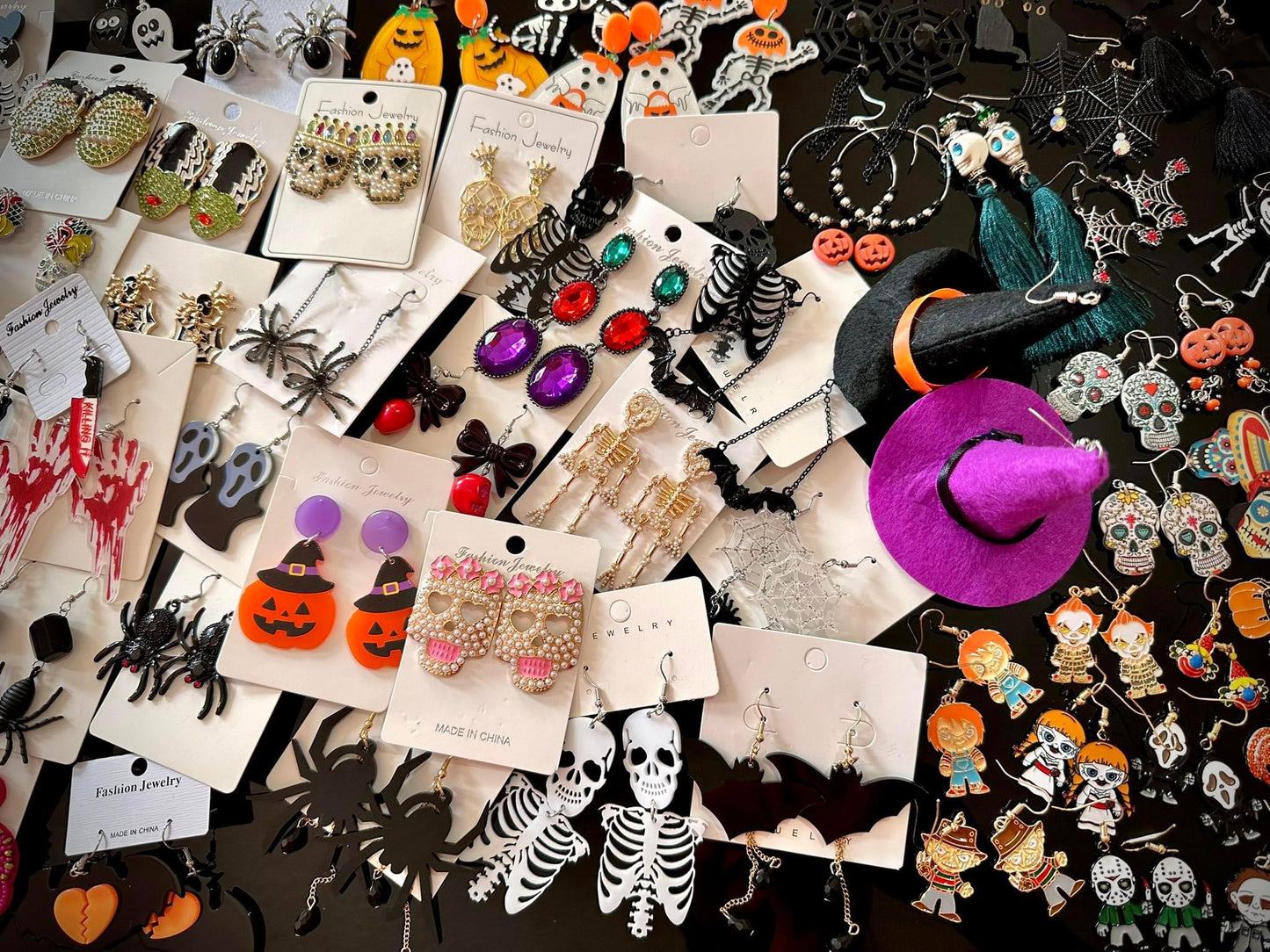 LOTE SÚPER EMPRENDEDOR exclusivo Halloween y día de muertos Incluye 150 piezas entre aretes, pulseras, diademas, pinzas. Ya seleccionadas las piezas. ENVÍO GRATIS