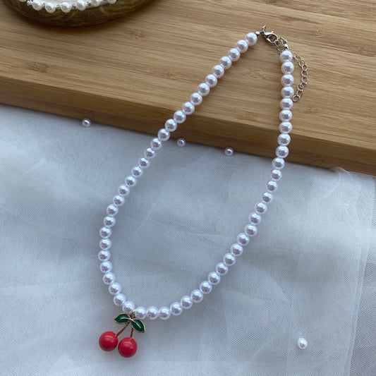 C792 collar perlas blancas cereza 24 cm largo 2cm dije