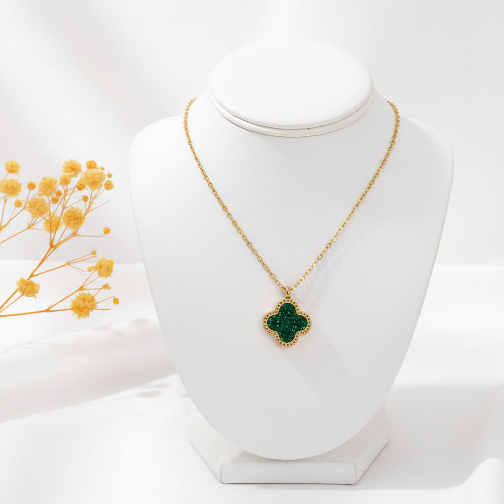 C1573 Collar trebol verde brillante margen dorado 21cm dije 1.5cm
