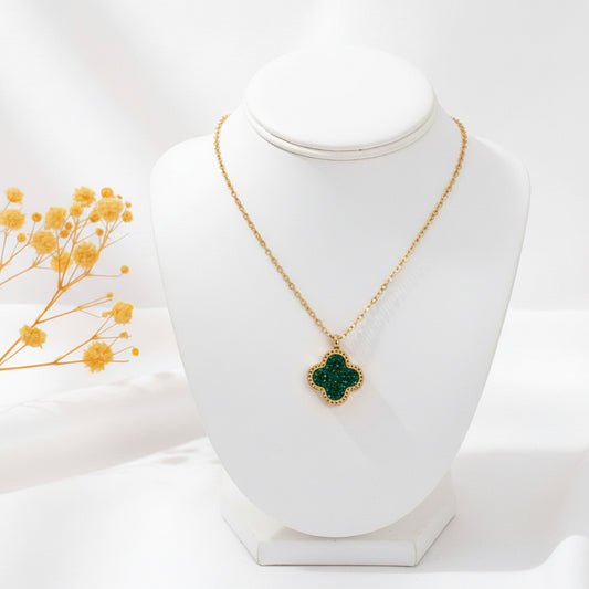 C1573 Collar trebol verde brillante margen dorado 21cm dije 1.5cm