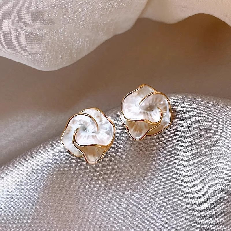 E7106 aretes abstractos beige elegantes aleacion 1.5cm
