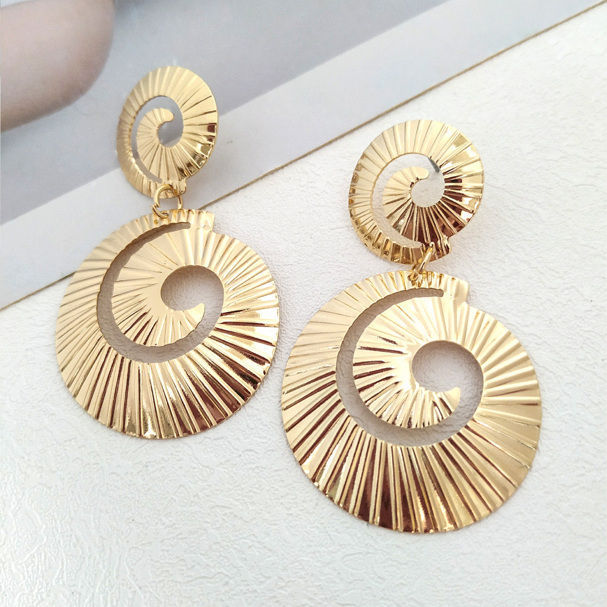 E69 Aretes espiral dorado aleacion ligeros