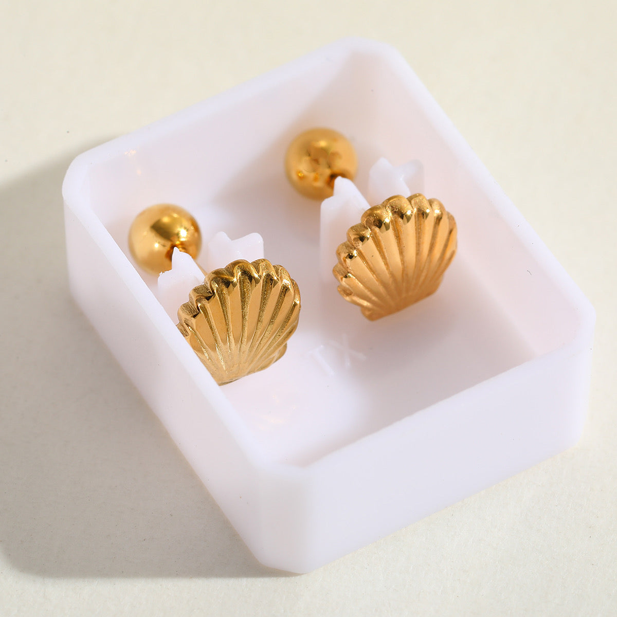 E4644 Aretes concha de mar acero inoxidable chapado en oro de 18k 1cm