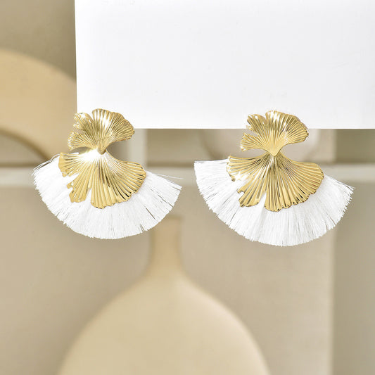 E7114 Aretes con diseño de hoja de Ginkgo y flecos blancos en abanico aleacion 6cm