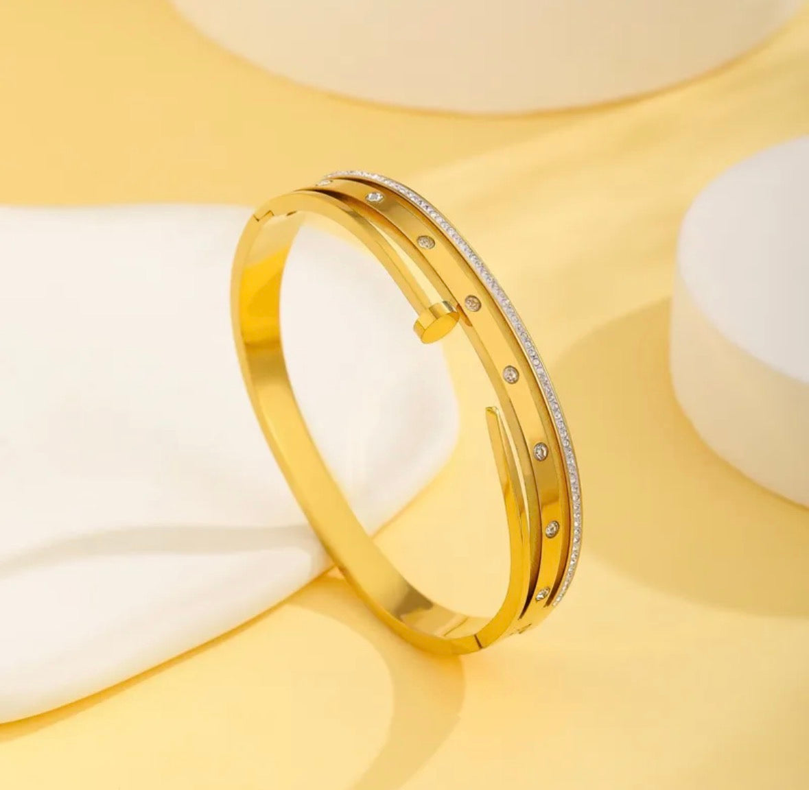 B549 Brazalete dorado clavo acero titanio 6cm