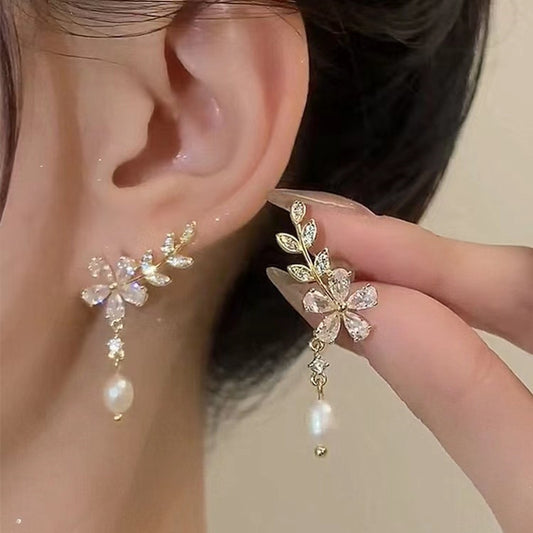 E3606 Aretes flor blanca brillante aleacion 3.5cm