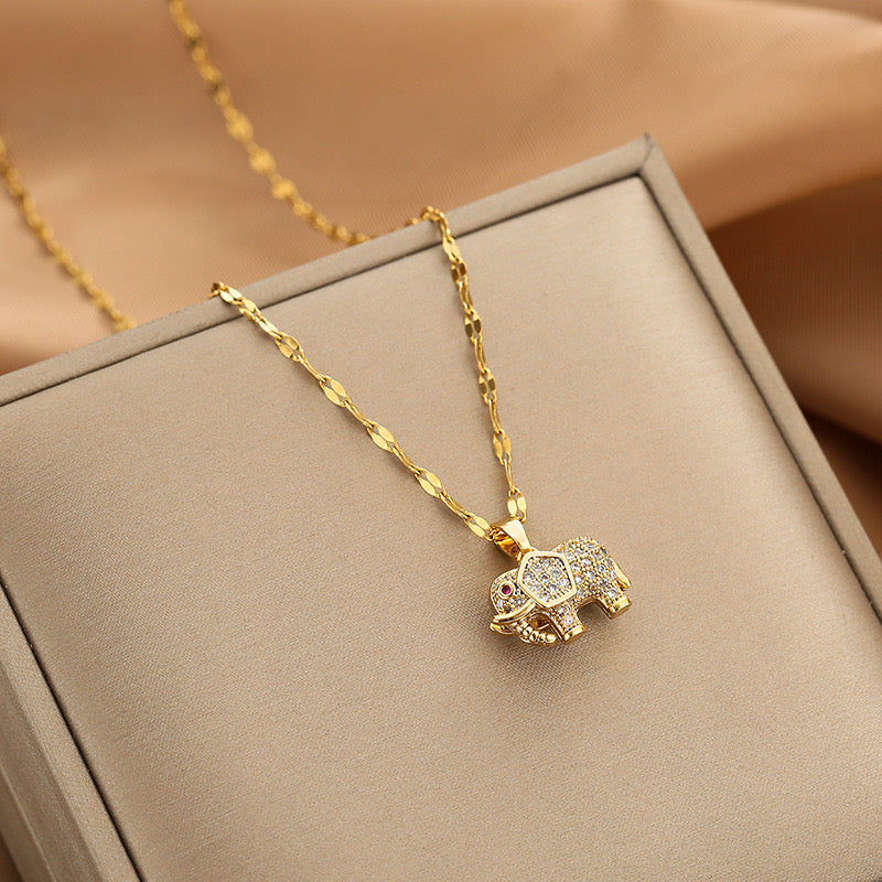 C843 Collar elefante acero inoxidable chapado en oro de 18k 23cm largo 3cm dije