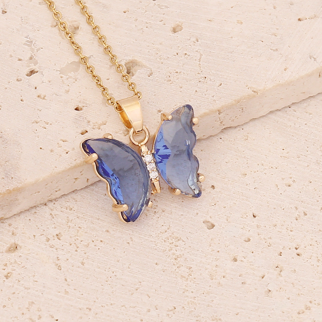 C621A Collar mariposa azul acero inoxidable chapado en oro 18k largo 23cm dije 2cm