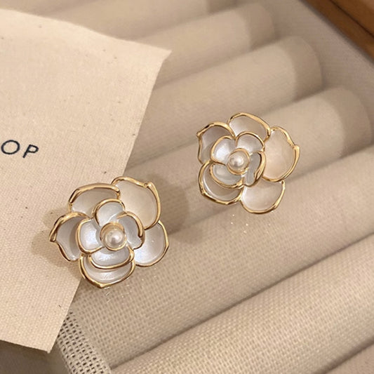 E4392 aretes flor blanca aleacion 1.7cm