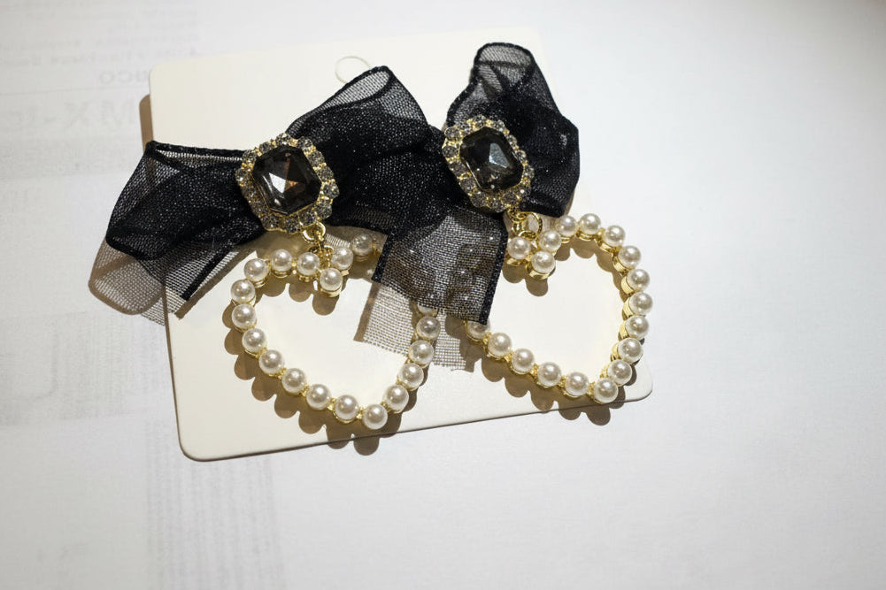 P06 Aretes corazón perlas moño negro aleacion 6cm