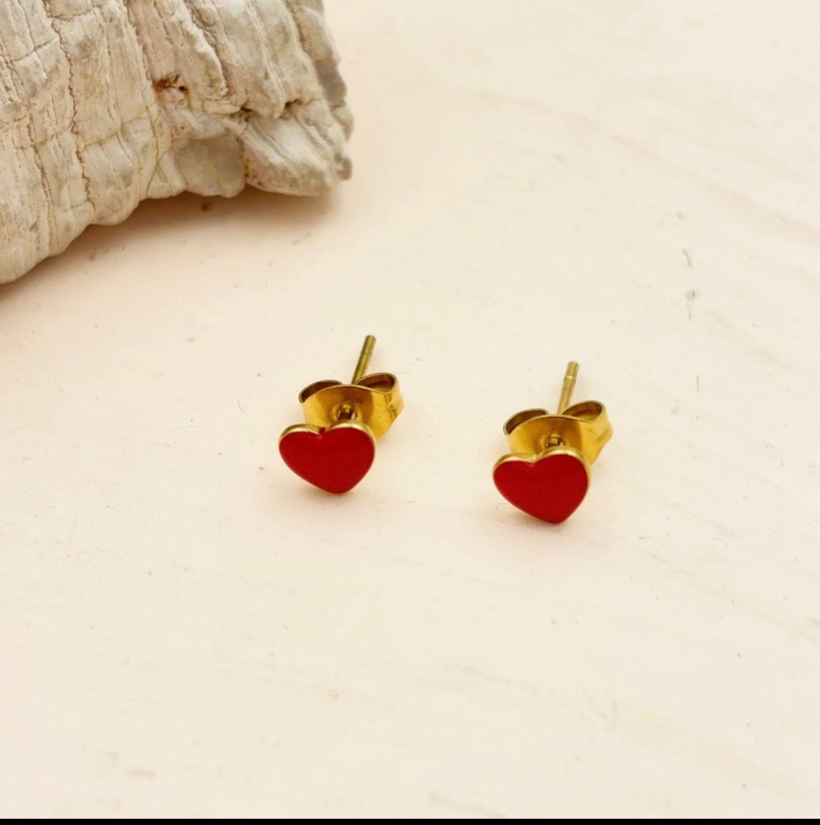 E5545 Aretes corazón rojo acero inoxidable chapado en oro de 18k 1cm