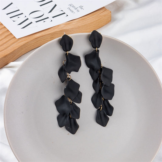 E7119 Aretes petalos negros  en caída de cascada elegantes mate acrílico 11cm