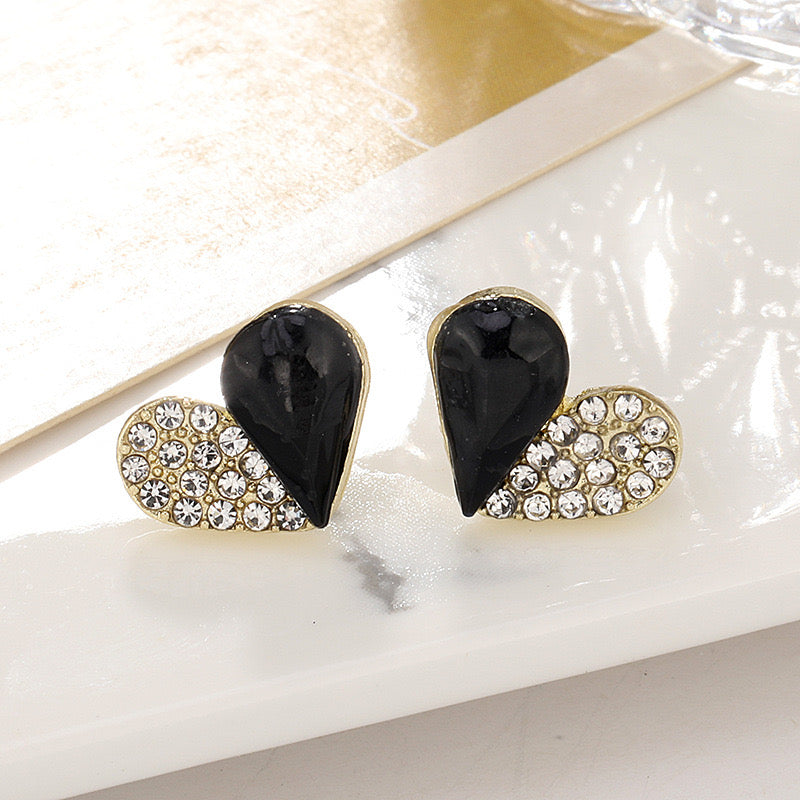 E5935 Aretes bicolor corazón negro brillante aleacion 1.5cm