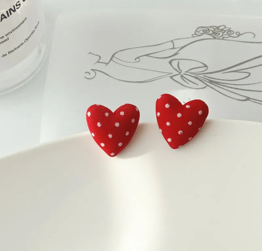 E3161B Aretes corazon rojo con blanco poste de plata resina 2cm