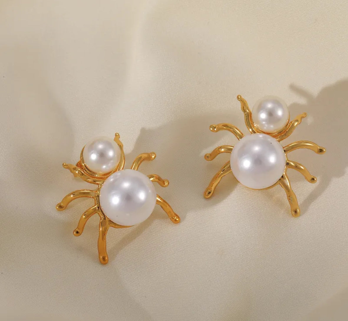 E3192 Aretes araña perla blanca acero inoxidable chapado en oro 18k 2.5cm