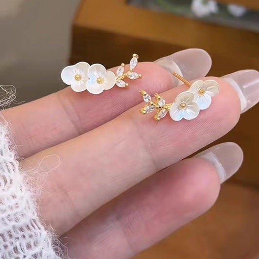E5785 Aretes flores blancas aleacion 2cm