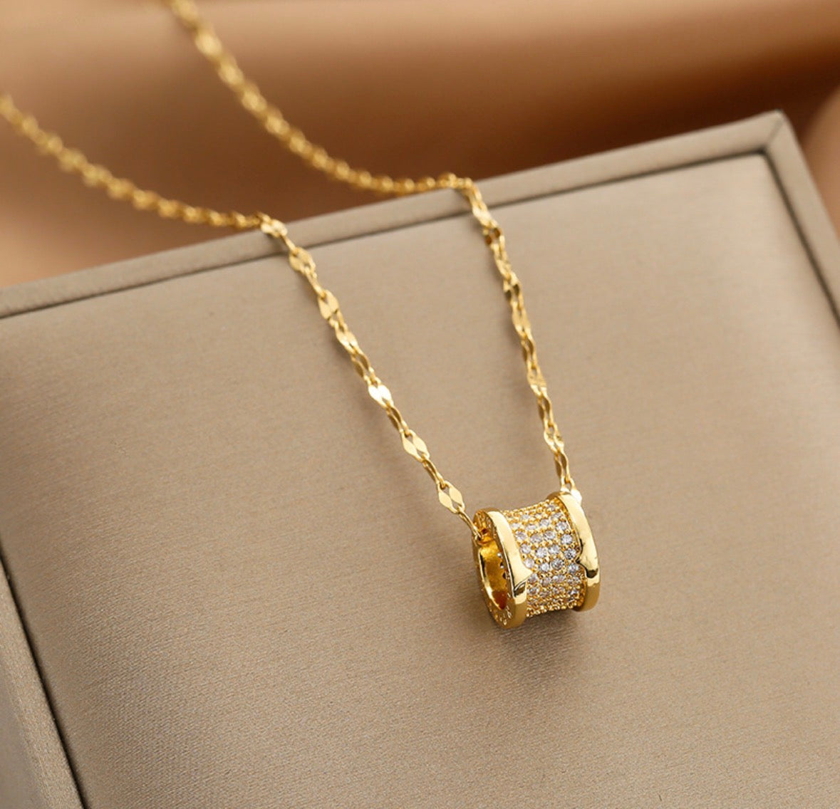 C1528 Collar rueda brillosa dorada acero inoxidable chapado en oro de 21cm