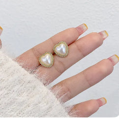 E4603 Aretes corazon blanco aleacion 1.3cm