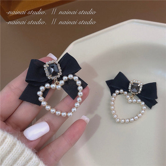 E4864 Aretes corazon perlas moño negro aleacion 5cm
