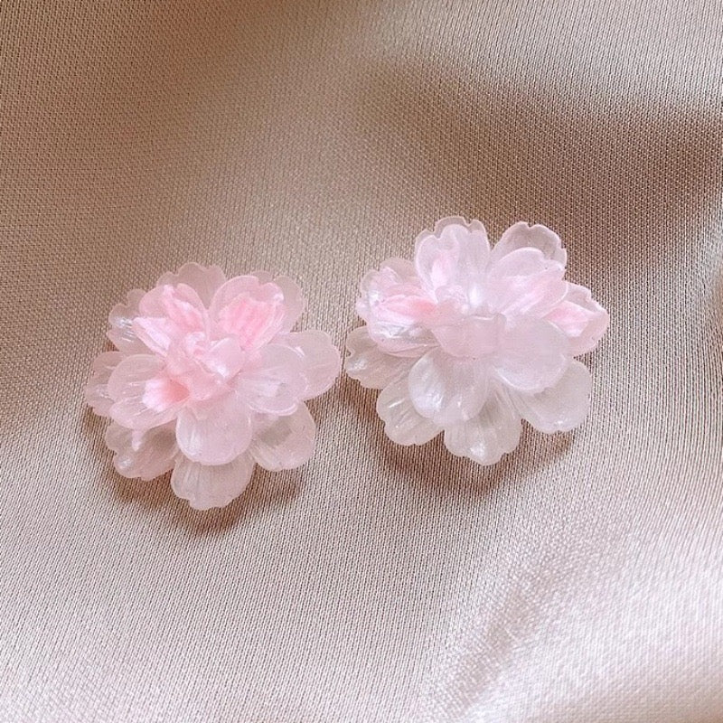E5799 Aretes flor blanca brillante 4cm aleacion
