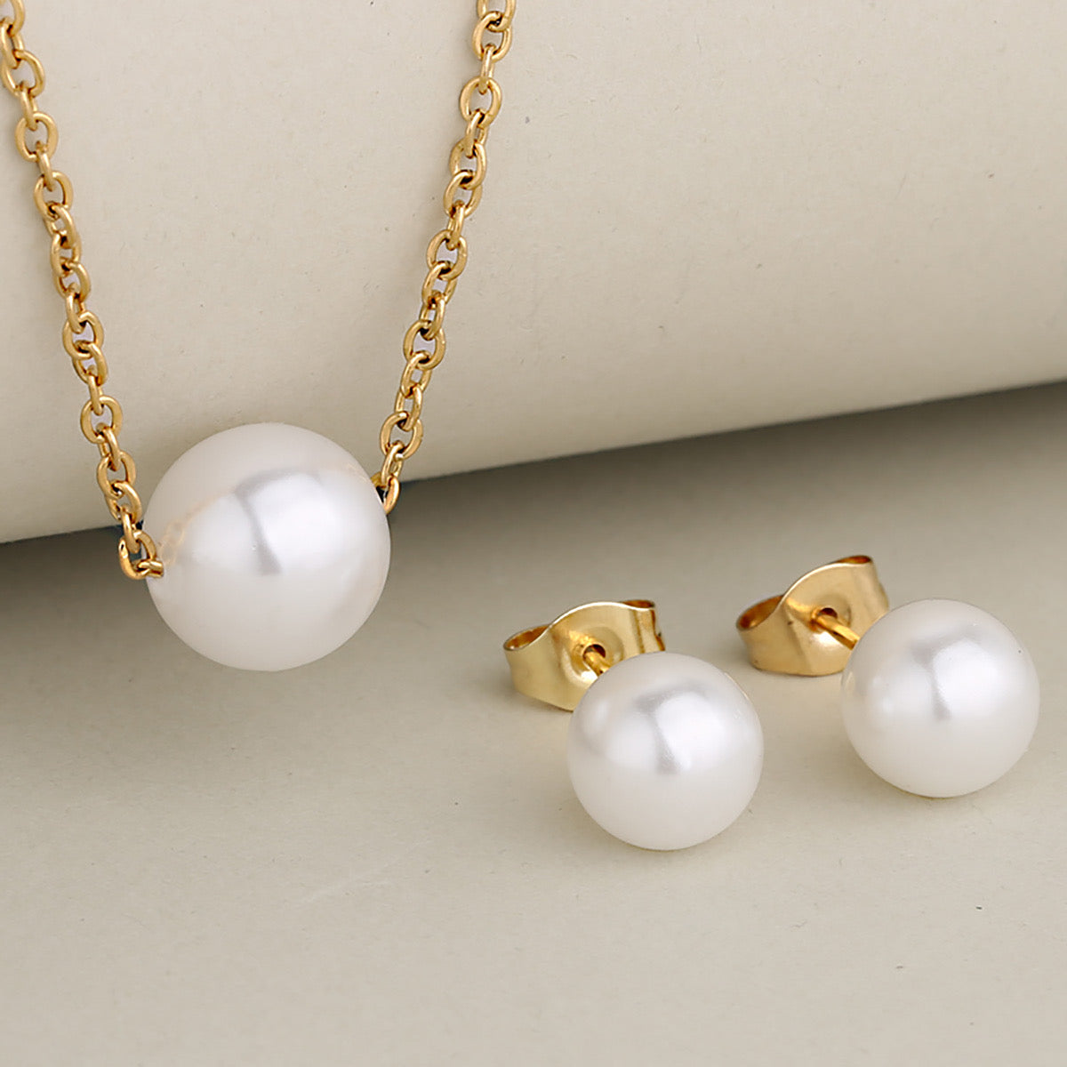 C952 Conjunto de aretes y collar perla dorado acero inoxidable 24cm largo