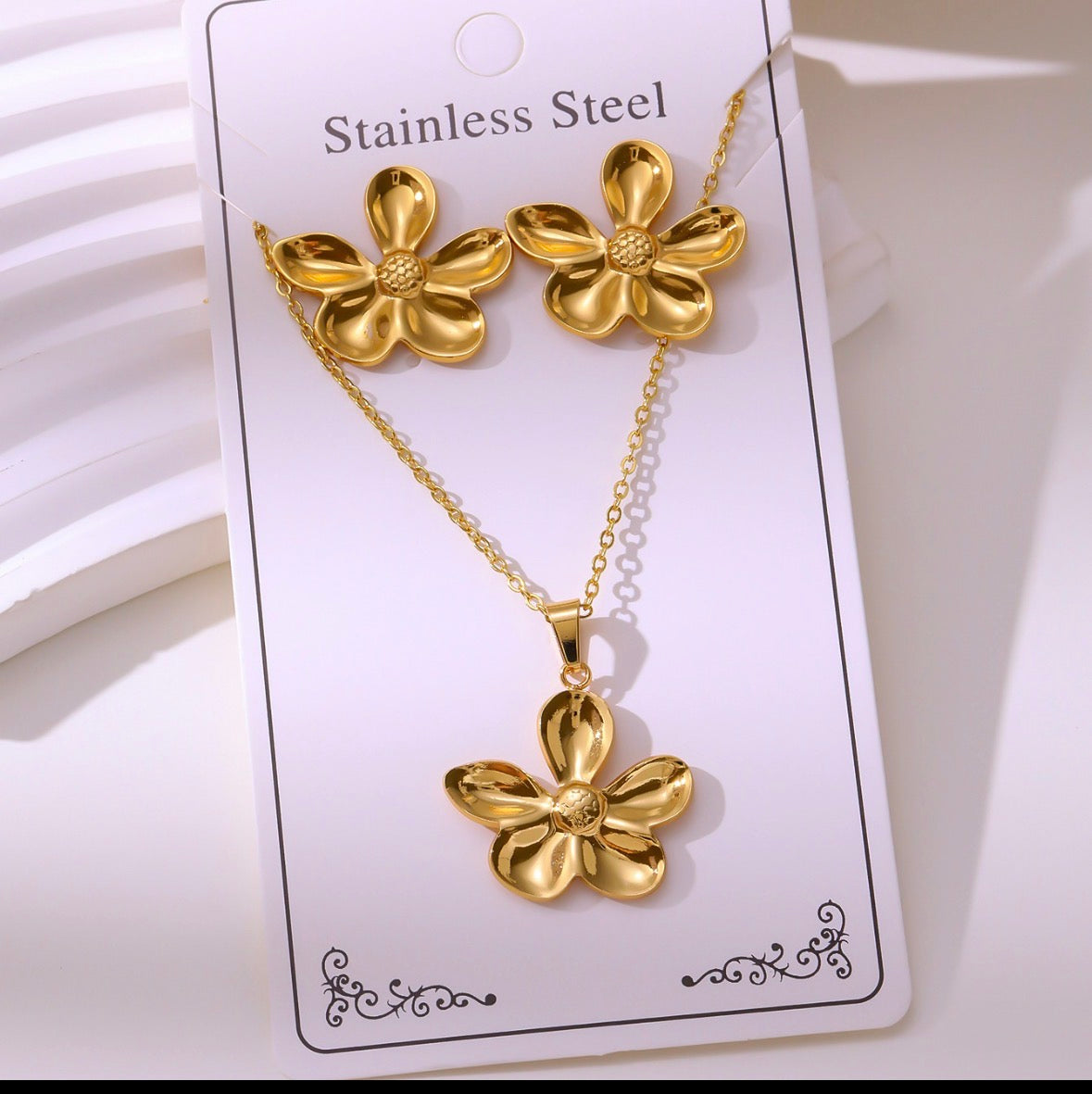 C1273 conjunto de collar y aretes flor dorada acero inoxidable