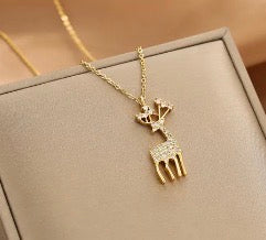 C949 Collar reno de Navidad dorado acero inoxidable chapado en oro de 18k 21cm largo 2.5cm dije