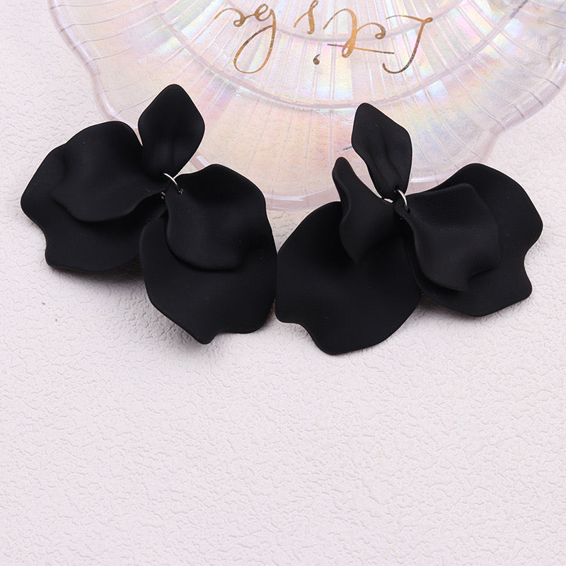 E2234R Aretes petalos negros textura suave rigido 7cm