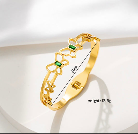 B760 brazalete dorado mariposa acero de titanio y zirconia