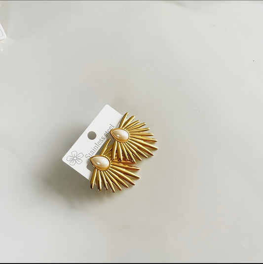 E5502 Aretes picos dorados perla acero inoxidable 4cm