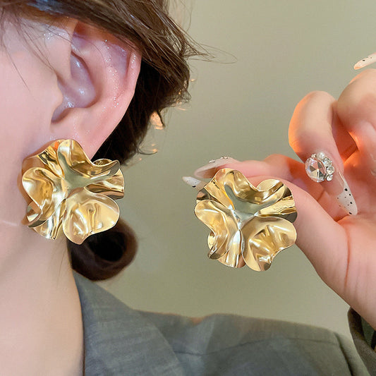 J600 aretes flor dorada aleacion 3.2cm