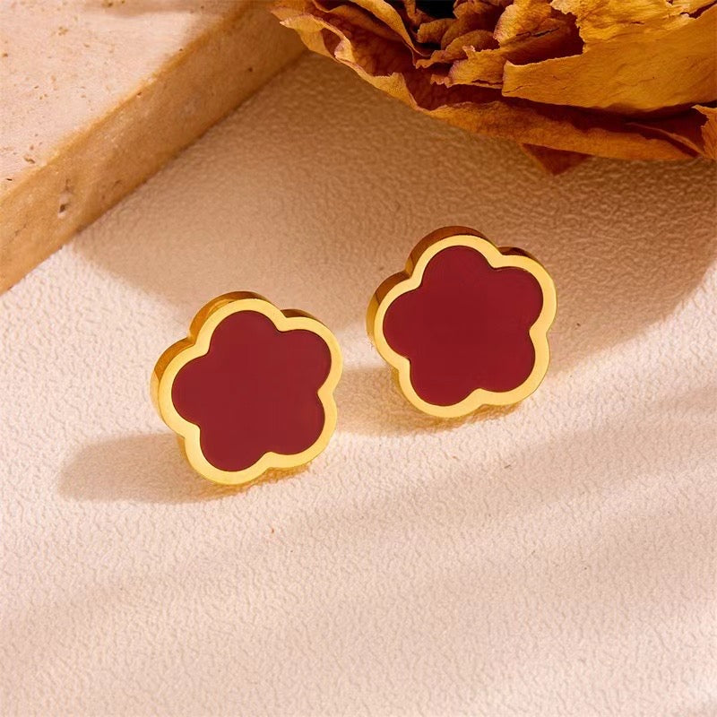 E4718 Aretes trebol rojo acero inoxidable chapado en oro 18k 1cm