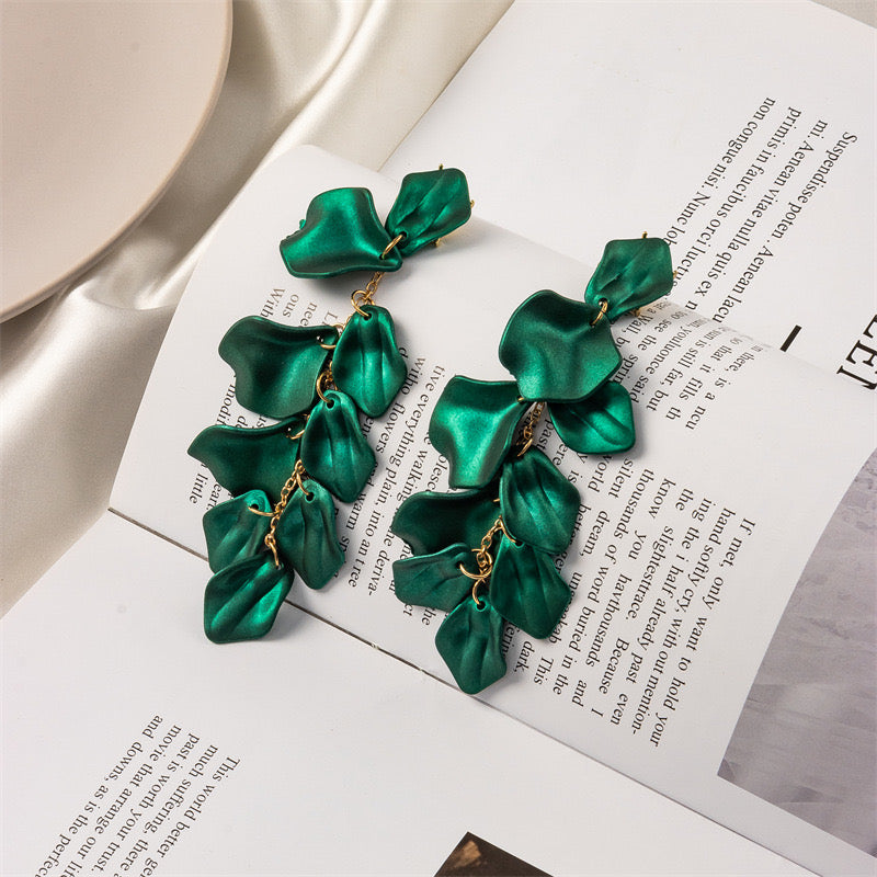 E7119 Aretes petalos verde esmeralda  en caída de cascada elegantes mate acrílico 11cm