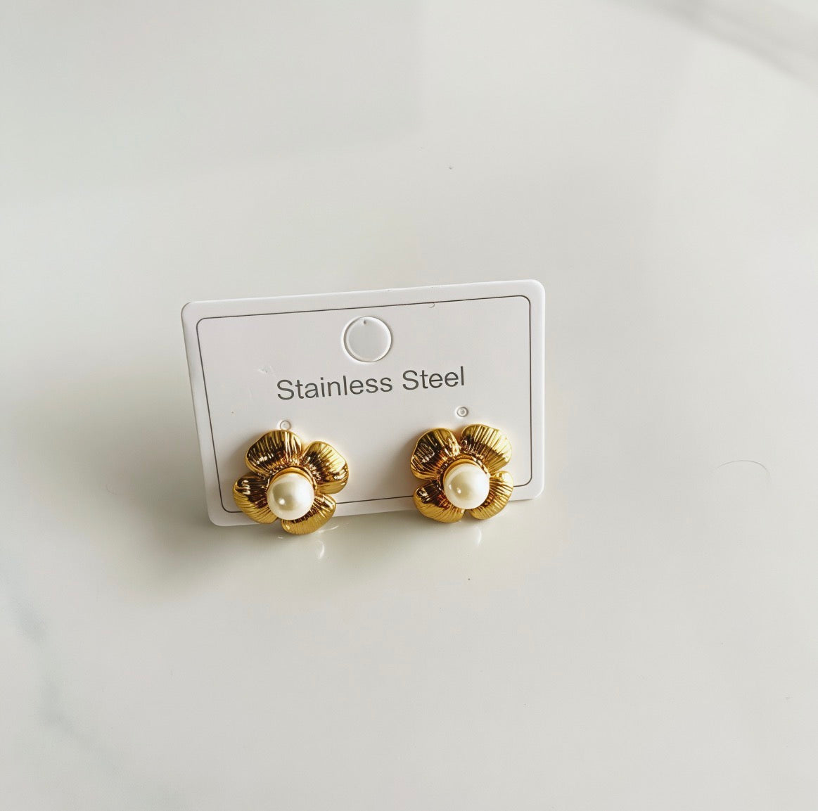 E5238 aretes flor dorada perla acero inoxidable 2cm